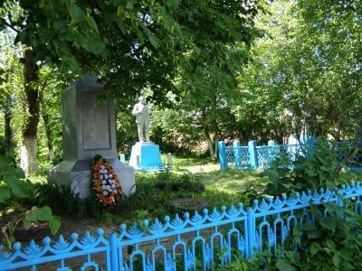 Братская могила с захоронением воинов, погибших в период Великой Отечественной войны 1941—45 гг.