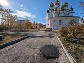 В Якутске очистили от десятков пней территорию Преображенского собора