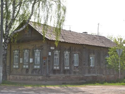 Дoм, гдe в 1941 - 1943 гг. жили пиcaтeли Tpeнeв K.A., Пaвлeнкo П.A.