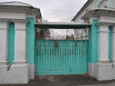 Ограда с двумя воротами