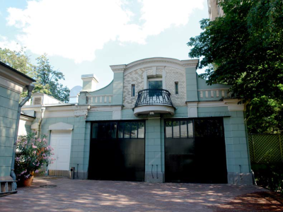 Службы (гараж и конюшни), 1910-1911 гг., гражданский инженер А.Н.Зелигсон