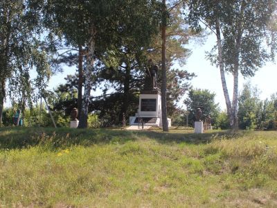 Братская могила советских воинов, погибших в боях с фашистскими захватчиками, имена захороненных установлены. Скульптура советского воина с автоматом