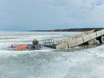 На закрытой переправе через реку Лену под лед провалился «КамАЗ»