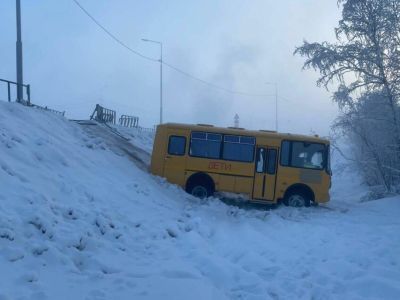 В Якутии школьный автобус съехал с трассы и застрял в снегу