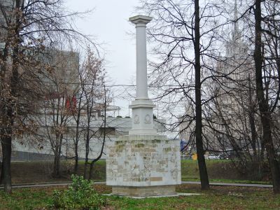 Белокаменный памятник-колонна на острове