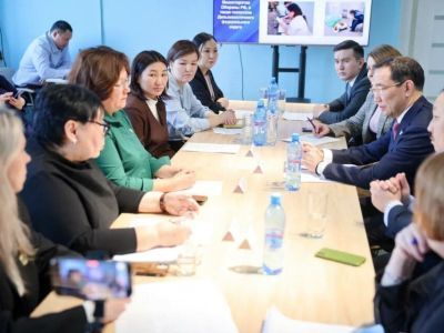 Айсен Николаев встретился с работающими в военных госпиталях психологами из Якутии