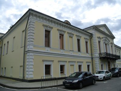 Городская усадьба Трубецких-Щукиных, сер. XVIII в. - нач. XX в. - Главный дом с флигелем, 1740-е гг., кон. XVIII в., 1850-е гг., 1907-1912 гг., гражданский инженер Л.Н.Кекушев. Здесь в 1888-1909 гг. жил предприниматель и коллекционер С.И.Щукин, в 1909-191