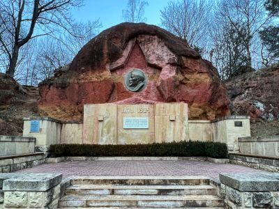 Барельеф В.И.Ленина