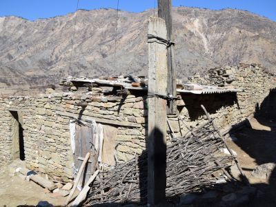 Мечеть и старинные дома с резными столбами