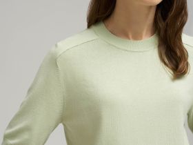 Легкий джемпер полуприлегающего кроя с коротким рукавом