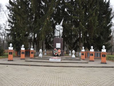 Братская могила советских воинов, погибших в боях с фашистскими захватчиками в 1943 году. Захоронено 37 человек, имена всех установлены. Скульптура советского воина и партизанки