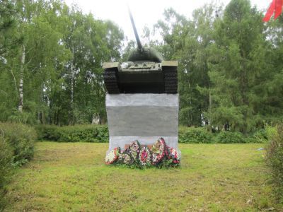 Памятник – Танк «Т-34» установлен в ознаменование подвига советских танкистов 57 танковой дивизии под командованием полковника В.А. Мишулина  14 июля 1941 года