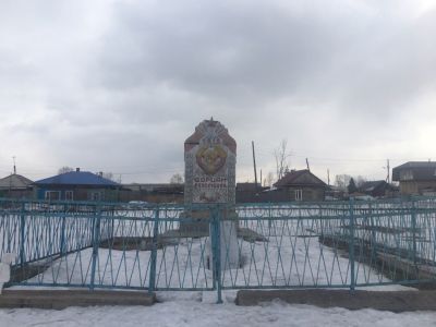 Братская могила 15 жителей д. Комарово – активных участников борьбы против колчаковщины – были летом 1919 г. арестованы карательным отрядом и расстреляны, здесь же похоронены