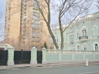 Ограда с пилонами ворот, 1910-1911 гг.