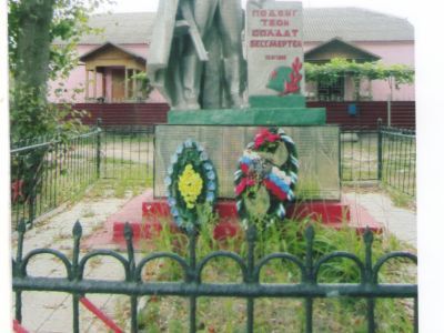 Братская могила 7 советских воинов, погибших в 1941 и 1943 гг. в боях с немецко-фашистскими захватчиками