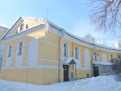 Корпус по полукружию во дворе