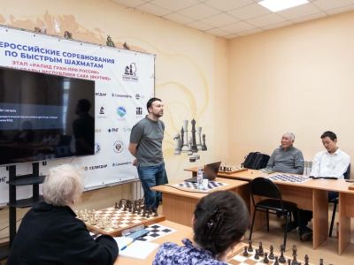 Гроссмейстер Игорь Лысый встретился с шахматистами в Якутске
