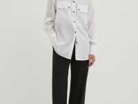 Блузка с воротником-стойкой и нагрудными карманами