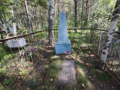 Могила Башкирова А.А. – большевика, члена Курагинского сельсовета, активного участника организатора колхоза в д.Савино, убитого 9 июня 1931 года кулаками