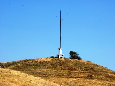 Памятник в честь советских воинов-десантников на месте боя за плацдарм на Керченском полуострове (архитектор В.М.Надежин)