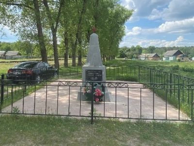 Братская могила 9 советских воинов, погибших в 1943 г. в боях с немецко-фашистскими захватчиками