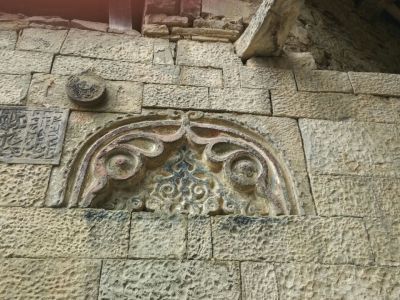 Резной камень-петроглиф - деталь архитектурного декора