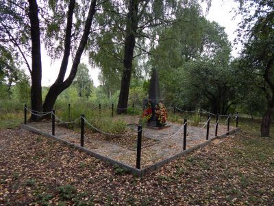 Братская могила 385 советских воинов, погибших в 1941-1943 гг. в боях с немецко-фашистскими захватчиками. Установлен обелиск