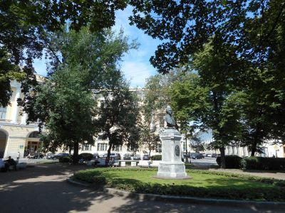 Сквер на площади Ломоносова