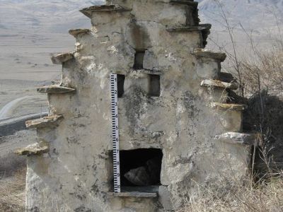 Склеп наземный с двухскатной ступенчатой кровлей 4