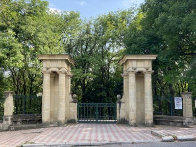 Вход в парк с ул. Островского