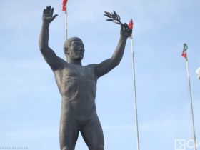 В Якутске общественность возложила цветы к памятнику Роману Дмитриеву