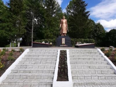 Братская могила советских воинов, погибших в боях с фашистами