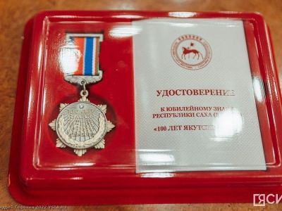 Айсен Николаев вручил первые юбилейные медали 100-летия ЯАССР