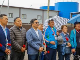 В селе Ытык-Кюель возложили цветы к памятнику Иллариону Федосееву