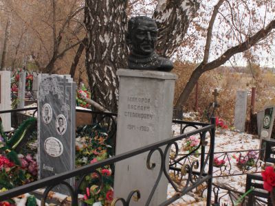Надгробие на могиле В.С. Макарова