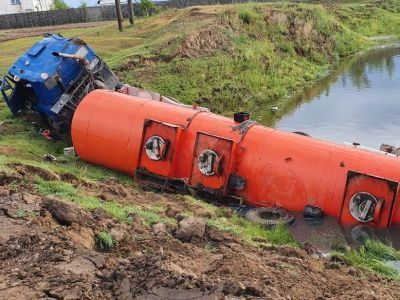 В Чурапчинском районе Якутии возле озера опрокинулся бензовоз