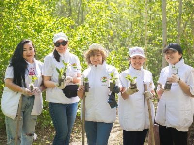 Цветочные клумбы появились на территории Центра «Берегиня» для детей-сирот