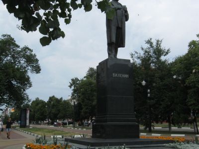 Памятник В.И. Ленину. Бронза, гранит. Скульптор В.Г. Нерода, архитектор И.А. Француз