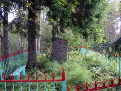 Братское захоронение советских воинов, погибших в 1941-44 гг.