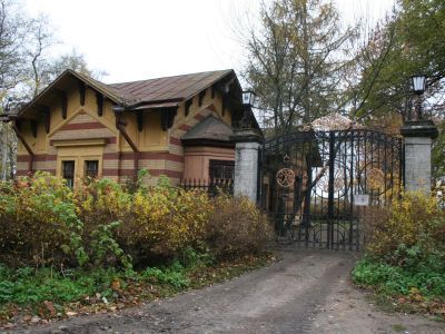 Караулка у ворот ограды