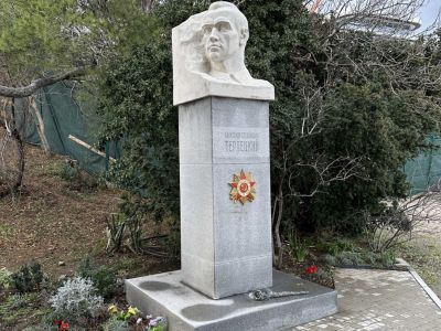 Памятник начальнику пограничной заставы «Форос» А.С. Терлецкому, героически погибшему в 1942 году (скульптор М.М. Гасимов)