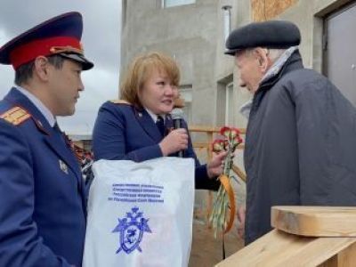 В преддверии Дня Победы сотрудники следственного управления совместно с учащимися кадетской школы-интерната поздравили ветерана Великой Отечественной войны с великим праздником