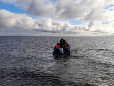 На моторной лодке по морю выехали члены избиркома для организации досрочного голосования в Якутии