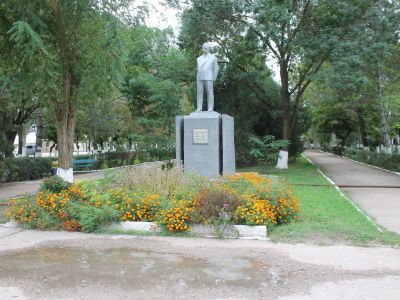 Памятник физикохимику, профессору Н.С.Курнакову