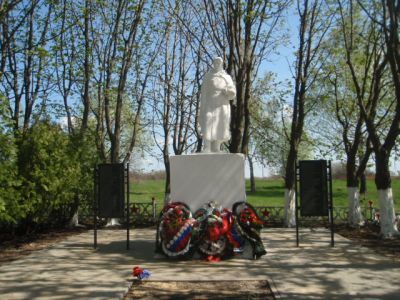 Братская могила с захоронением воинов, павших в период Великой Отечественной войны 1941-1945 гг.