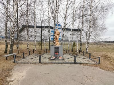 Братская могила советских воинов
