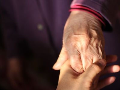 Школу по обучению сиделок для помощи семьям с тяжелобольными родственниками запустили в Якутии