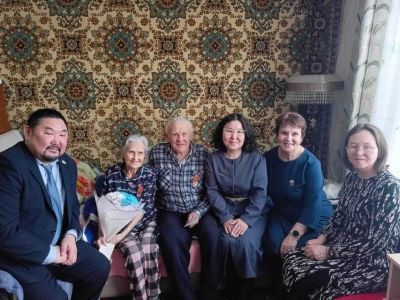 Ветеранам тыла в Олекминске вручили медали к 80-летию Победы