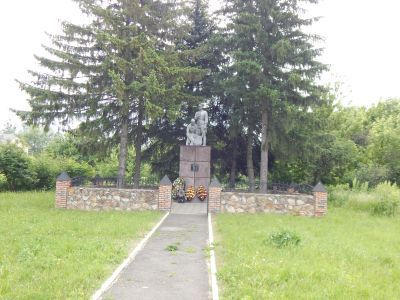 Братская могила воинов Советской Армии, погибших в феврале 1943 года. Захоронено и установлено фамилий на 12 человек. Скульптура установлена в 1950 году