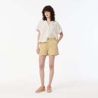 Женские короткие однотонные шорты Lacoste